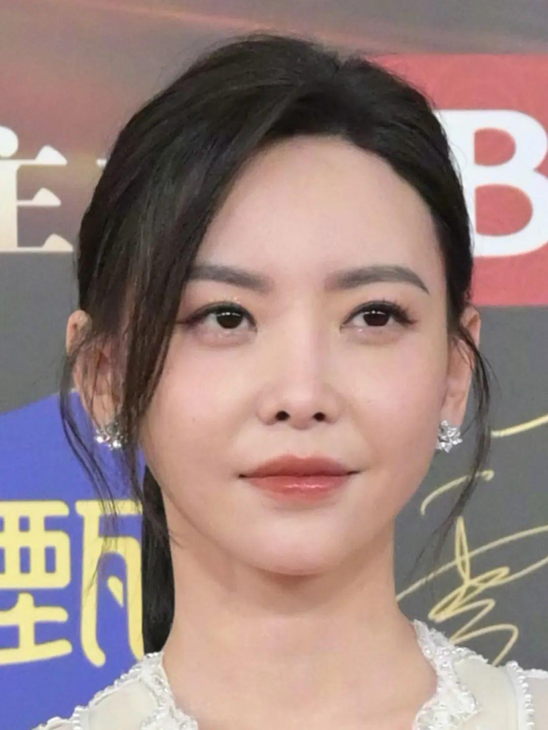 标题明星聚焦微博之夜秦岚毫不掩饰岁月痕迹