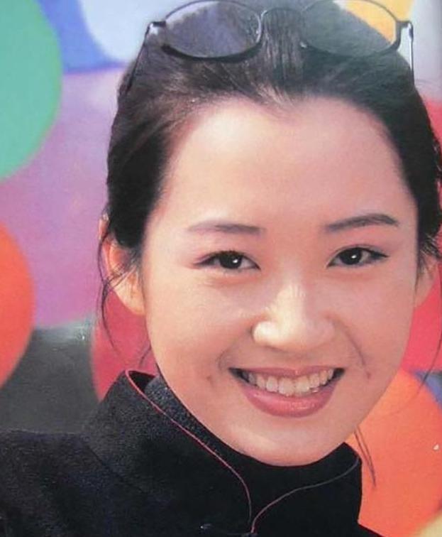 回顾女神许晴才华与颜值兼备越老越迷人54岁仍单身