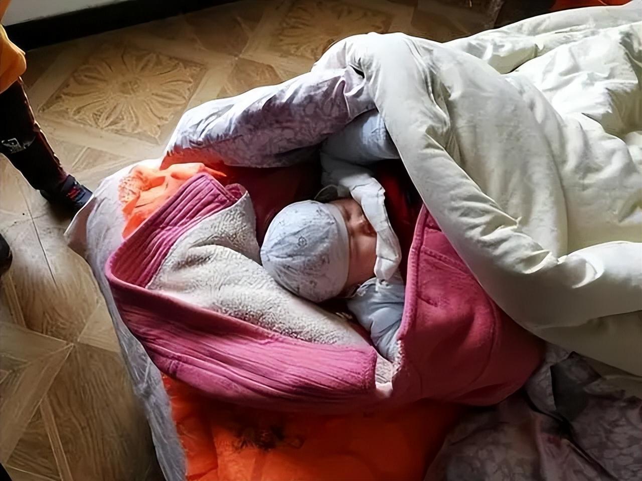 她用暖和的棉被包裹住孩子的小手小脚,用温暖的毛巾擦拭她的脸颊.