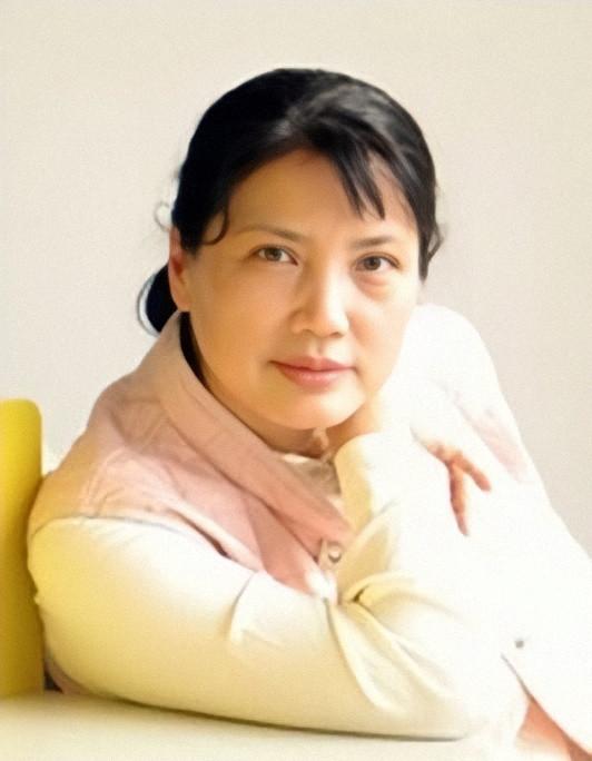 回到学校后,同学们都被她惊人的毅力所折服,崔新琴也更加喜欢这个学生