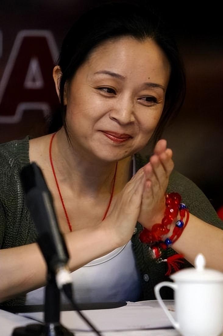 回顾演员刘莉莉离婚后嫁给富商如今为大龄女儿烦恼