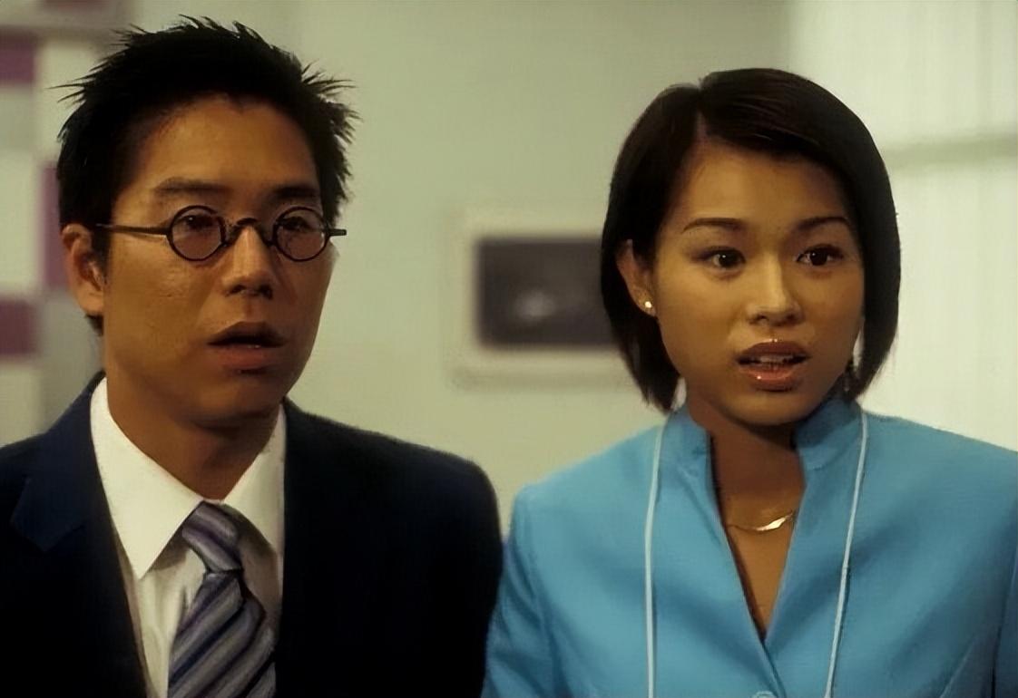 2003年,胡杏儿告别了坐了三年的冷板凳,在剧集《律政新人王》中饰演女