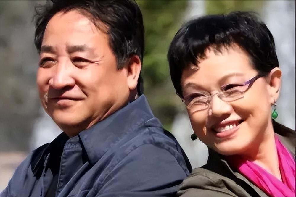 回顾姜昆25年前不顾妻子反对收养6岁孤儿后来养子成了他的骄傲