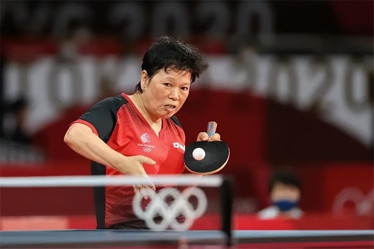 回顾前国乒冠军倪夏莲1991年入籍欧洲小国700平别墅院养花种菜