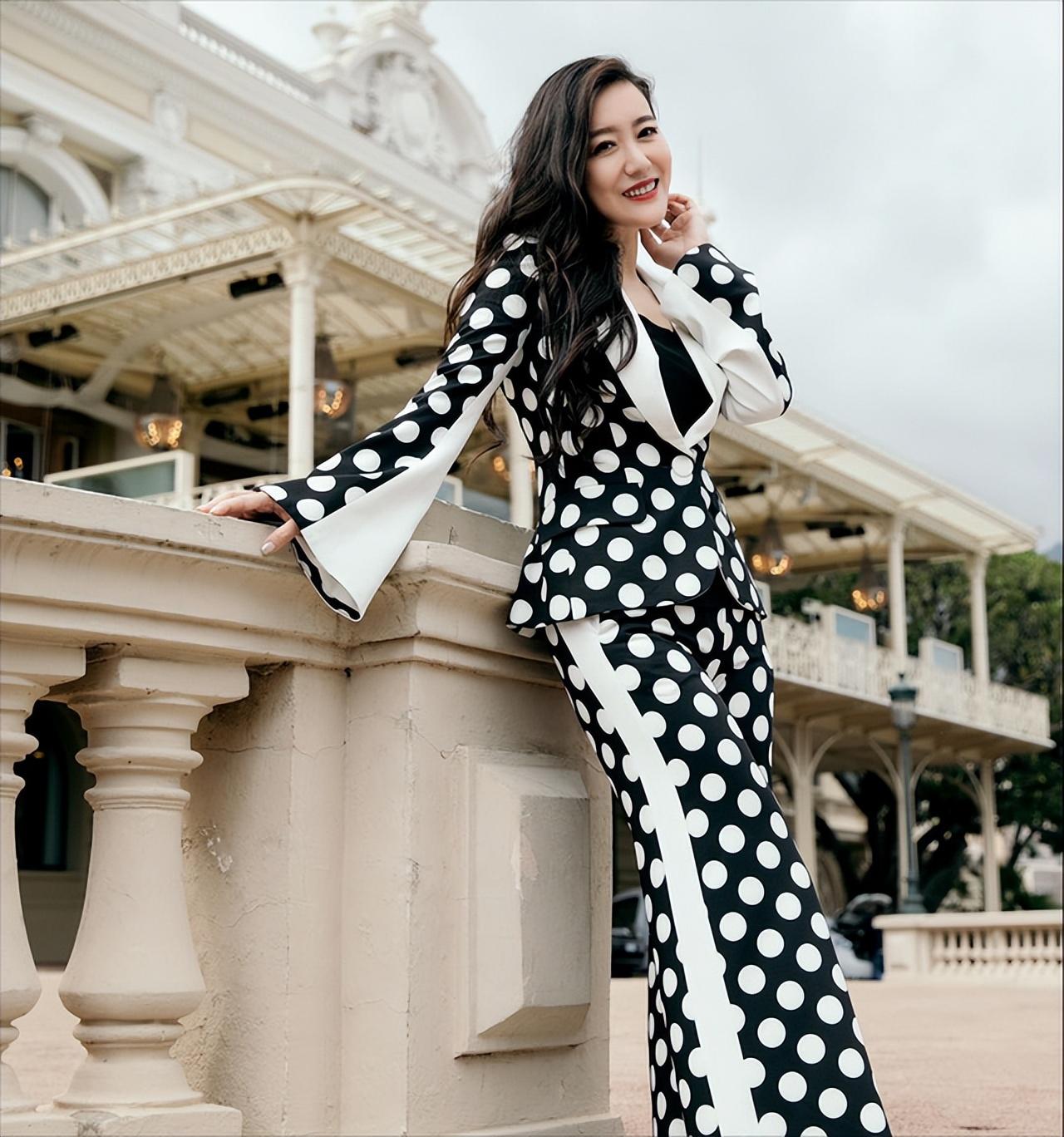 当年,在一次聚会中,谭晶认识了科学家邓中翰,也就是这一面之缘,让作为