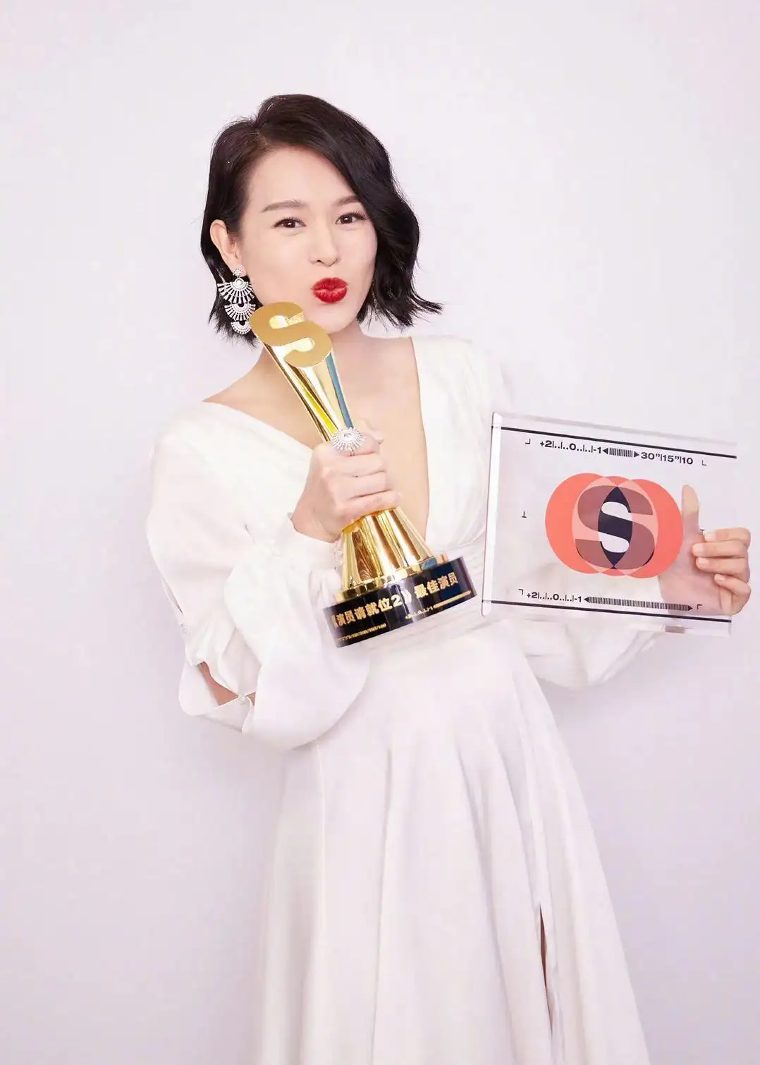 年末,胡杏儿参加了央视的跨年晚会.2021年春节,又登上了央视春晚.