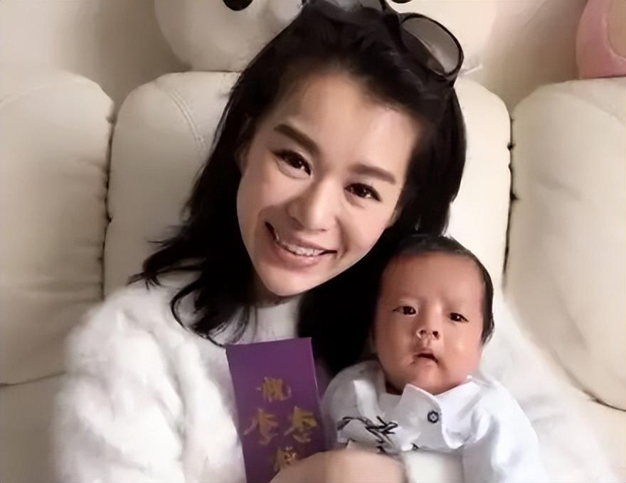 回顾胡杏儿与黄宗泽分手后嫁给富一代四年生三胎的她幸福吗
