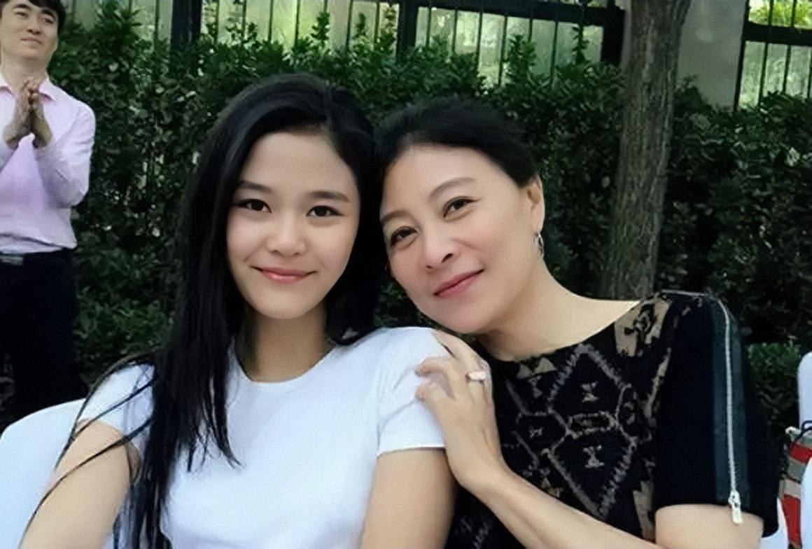 回顾岳红年轻时只顾事业曾被女儿喊阿姨患癌后母女和解