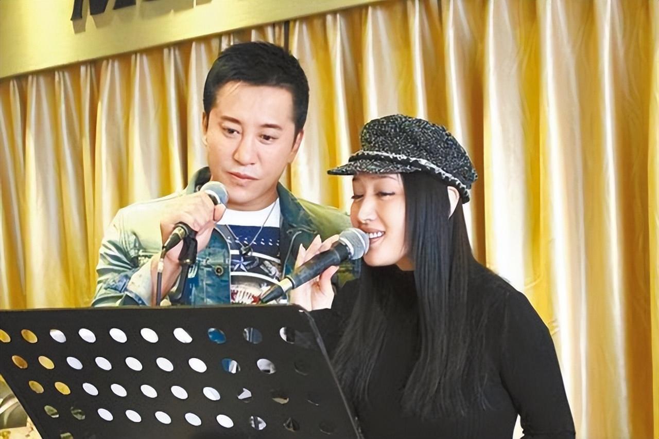 回顾毛宁火遍全国8次上春晚作死被捕入狱如今54岁搂富婆捞金