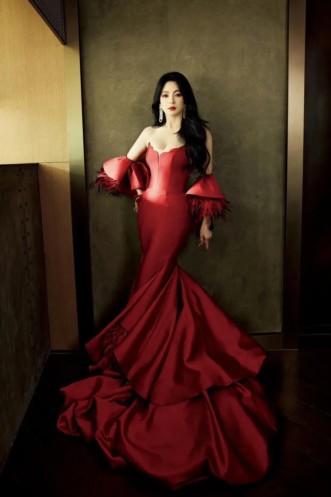 杨超越胡一天牵手上台他们的身高差太萌