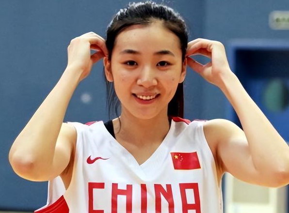 1米88篮球女神赵爽:32岁嫁1米9瘦瘦老公,今高调晒娃