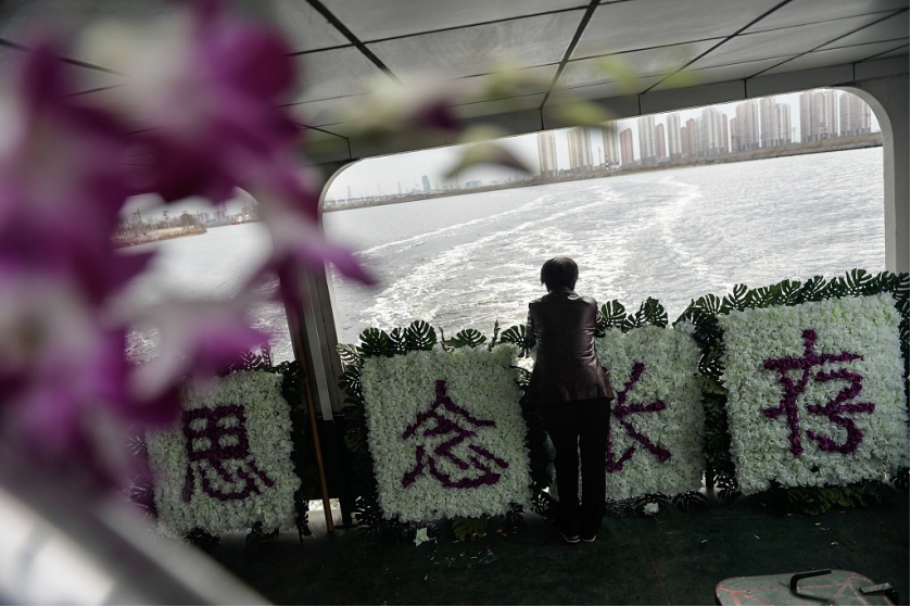 回顾海葬摆渡人撒骨灰被海景房开发商举报在倒骨灰的桌上吃饭