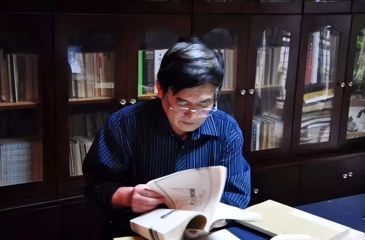 为了能让黄蛉这个偏才更好的成长,四川大学甚至还复聘了何崝教授作为
