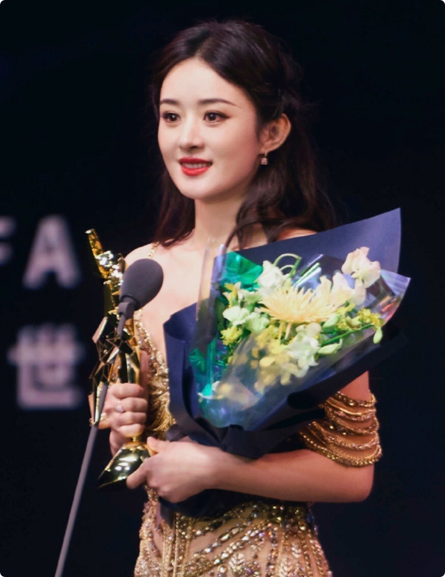 被发布会的赵丽颖生图惊艳了,好身材遮不住,巴掌脸天鹅颈太吸睛