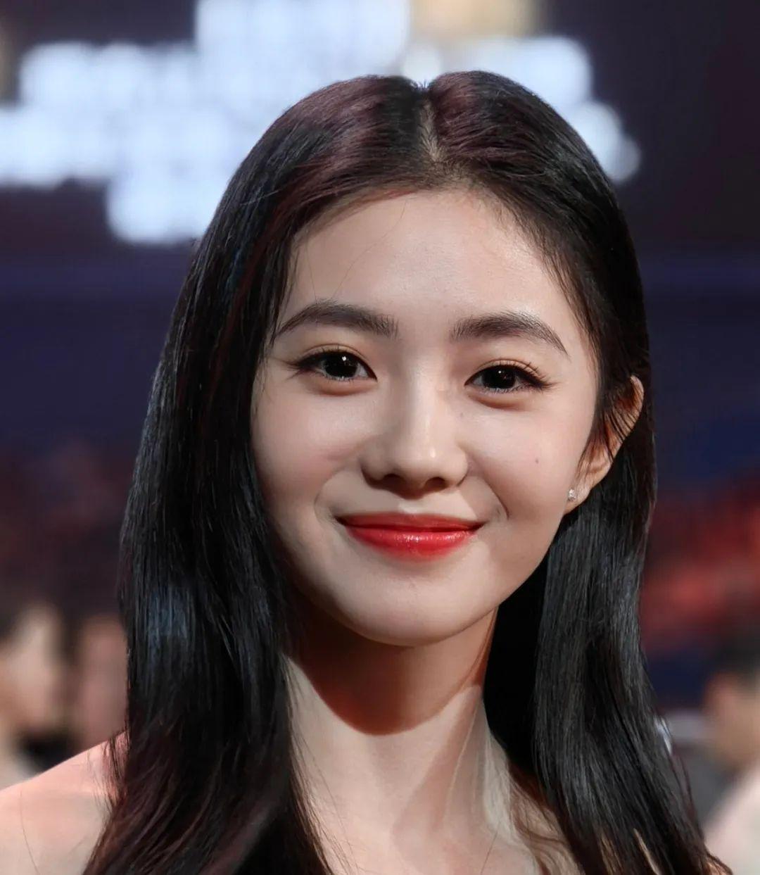 标题明星聚焦微博之夜秦岚毫不掩饰岁月痕迹