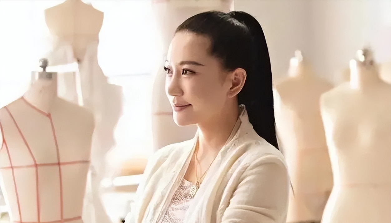 而兰玉在生下女儿后,没有放弃事业,年纪轻轻就是国内知名的设计师.