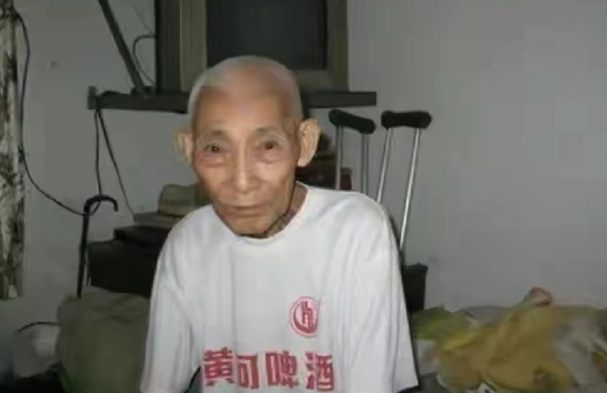 只见邱大爷身材魁梧,虽然一把年纪却身板笔直,很是精神,穿着干净还带