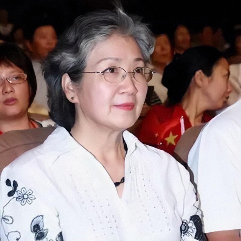 回顾曹翠芬张艺谋说她红不了52岁成为影后一生无儿无女是遗憾