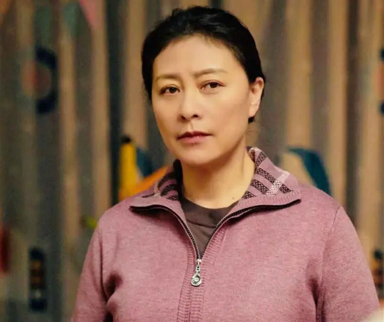 回顾岳红年轻时只顾事业曾被女儿喊阿姨患癌后母女和解