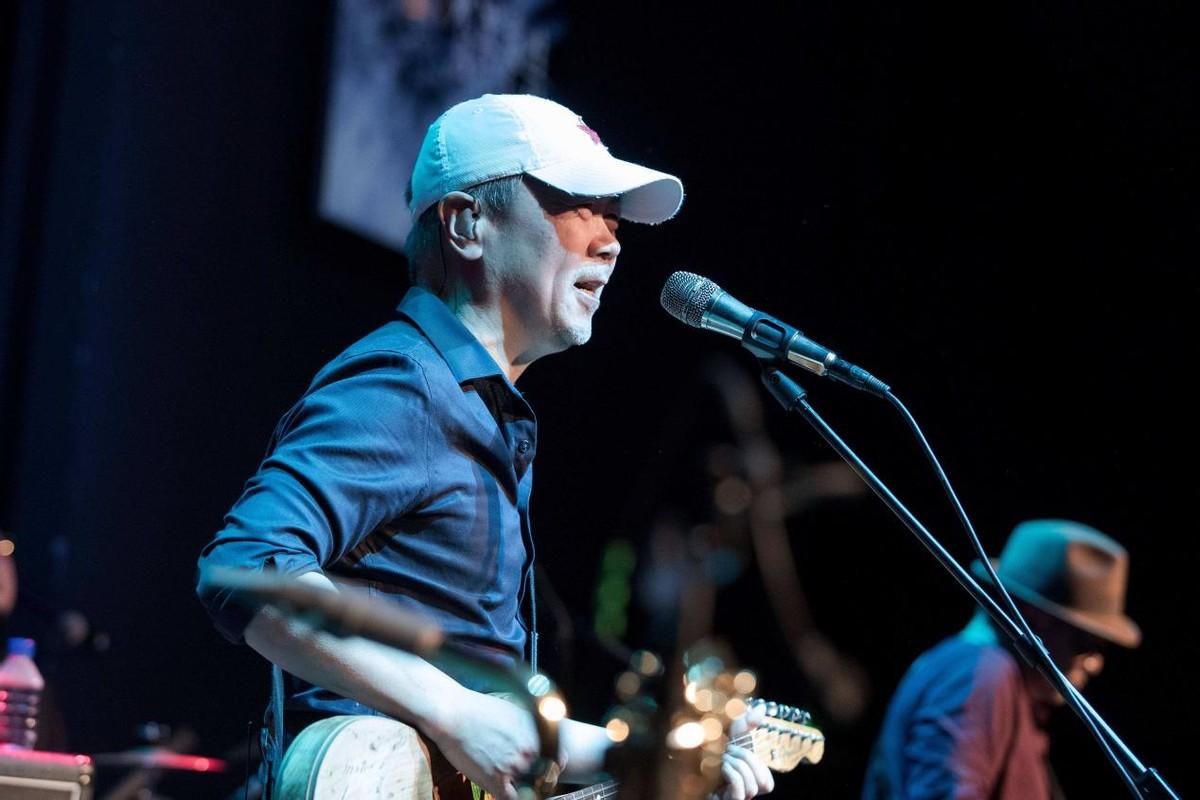 送上了舞台之上,任凭台下多少人斥责靡靡之音愤怒离席,她仍然鼓励崔健