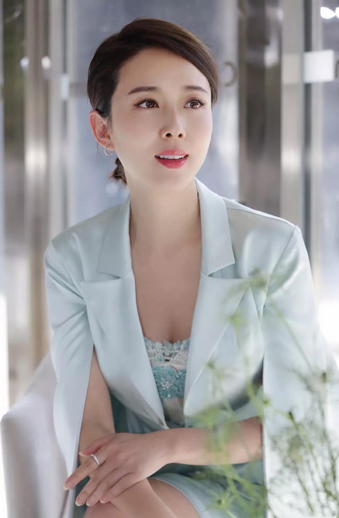 回顾演员颜丹晨我这辈子正确的决定就是44岁为小丈夫生儿子