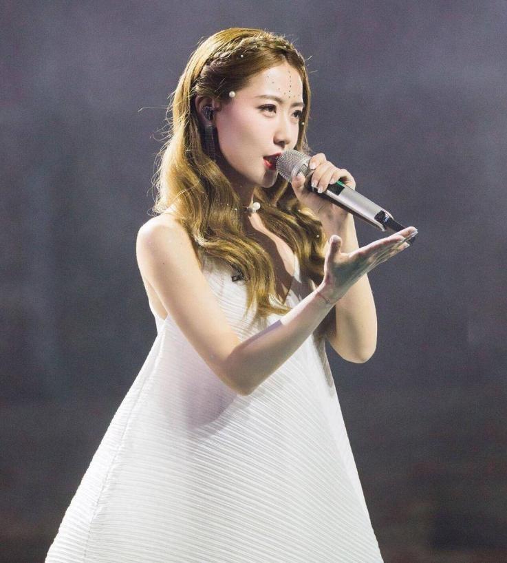 回顾白冰曾被成龙提携英皇力捧如今成为单身妈妈她经历了什么