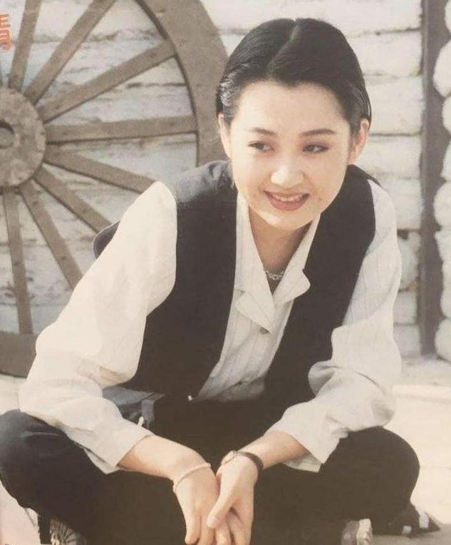 回顾女神许晴才华与颜值兼备越老越迷人54岁仍单身