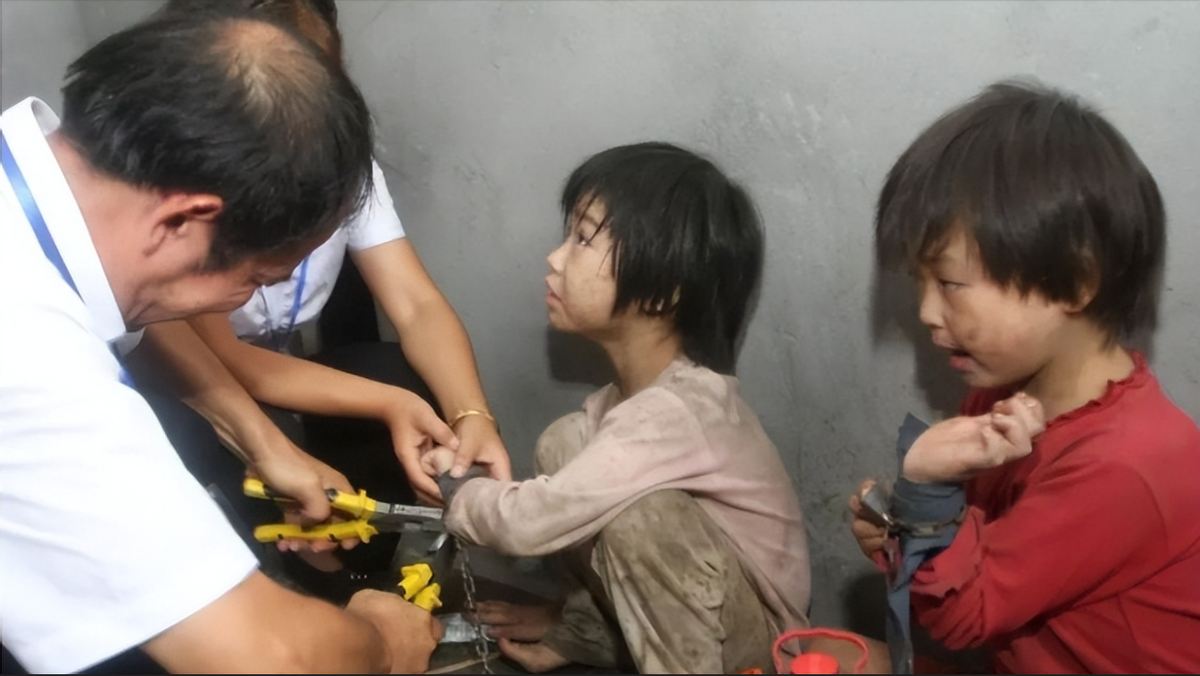 回顾6岁女儿被拐19年后女儿人群中认出生父父亲没想找你