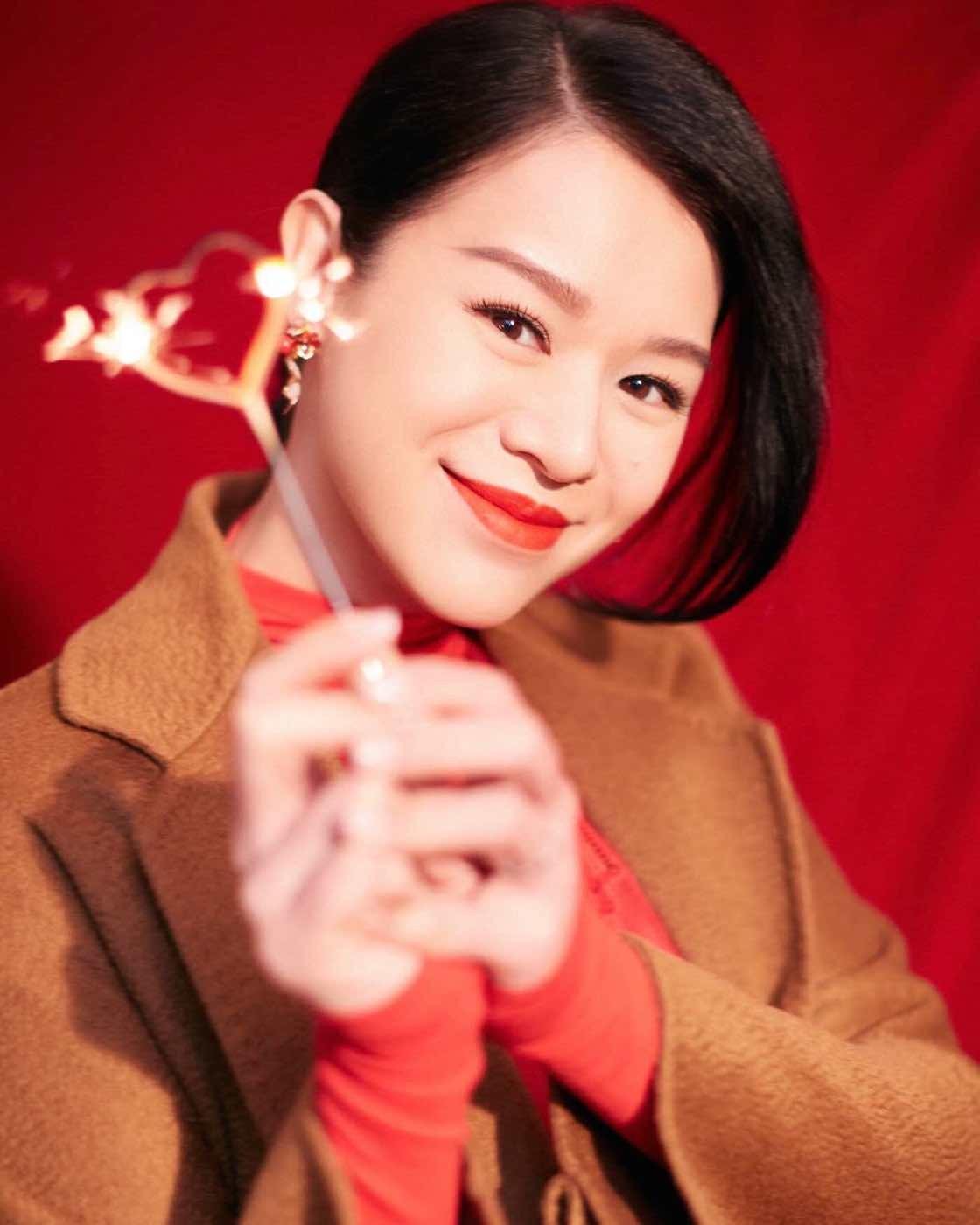 回顾胡杏儿与黄宗泽分手后嫁给富一代四年生三胎的她幸福吗