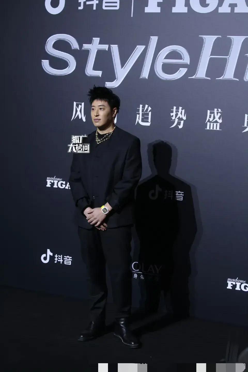 杨超越胡一天牵手上台他们的身高差太萌