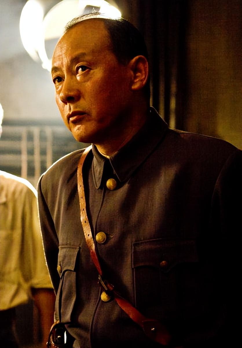 一边在话剧团这边排练话剧作品,一边还要去剧组拍戏,但是在侯天来看来