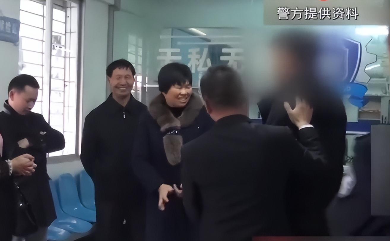 四川男子寻儿23年2017年找到成富二代的儿子儿子反应有些意外