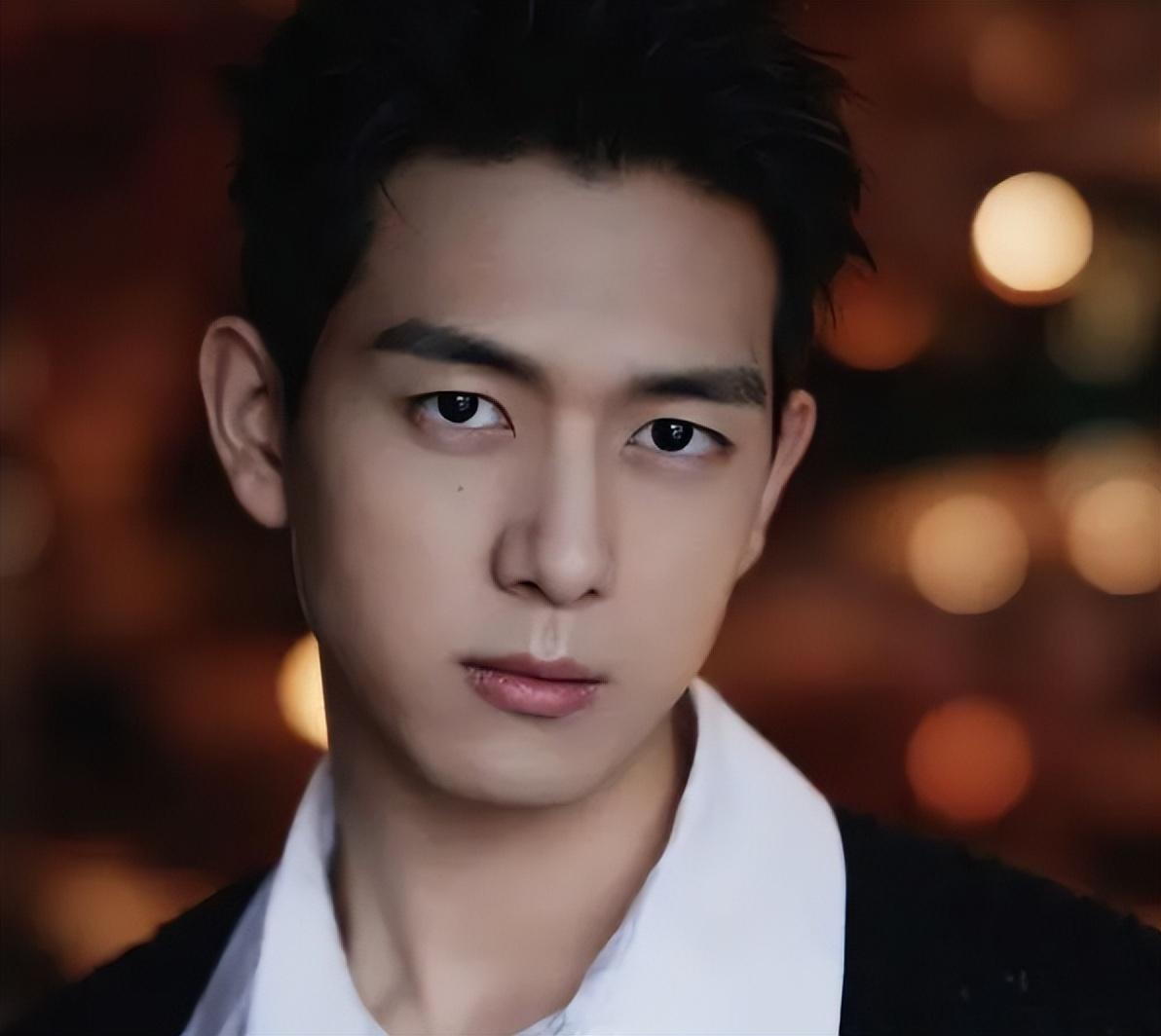 好脾气的杨紫并没有生气,而是替他解释道是因为李现腰不好.