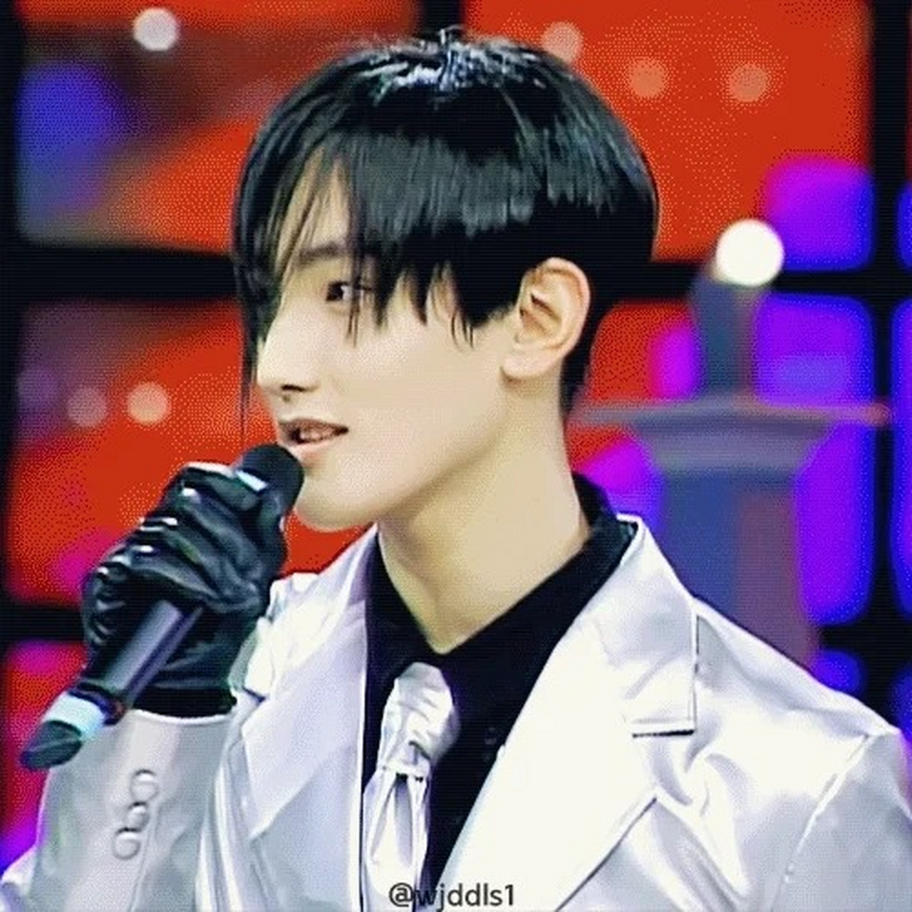 复古风回归:安七炫发型难驾驭  你们注意到了吗?