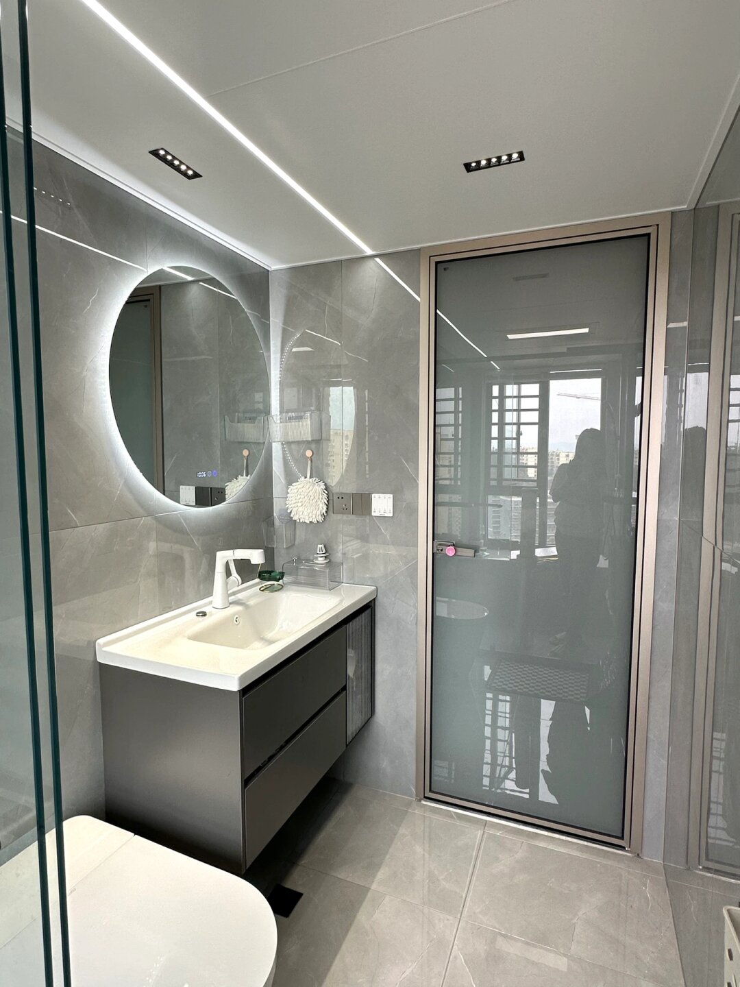 都说明厨暗卫,所以我也整了个灰色 卫生间瓷砖装修效果图卫生间瓷砖