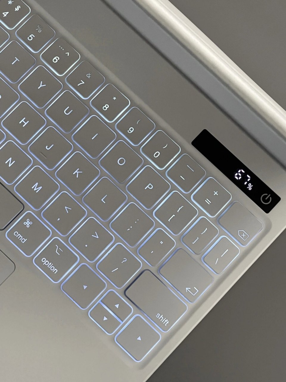 谁还说它是泡面盖  我真的太喜欢这个白色的妙控键盘了!