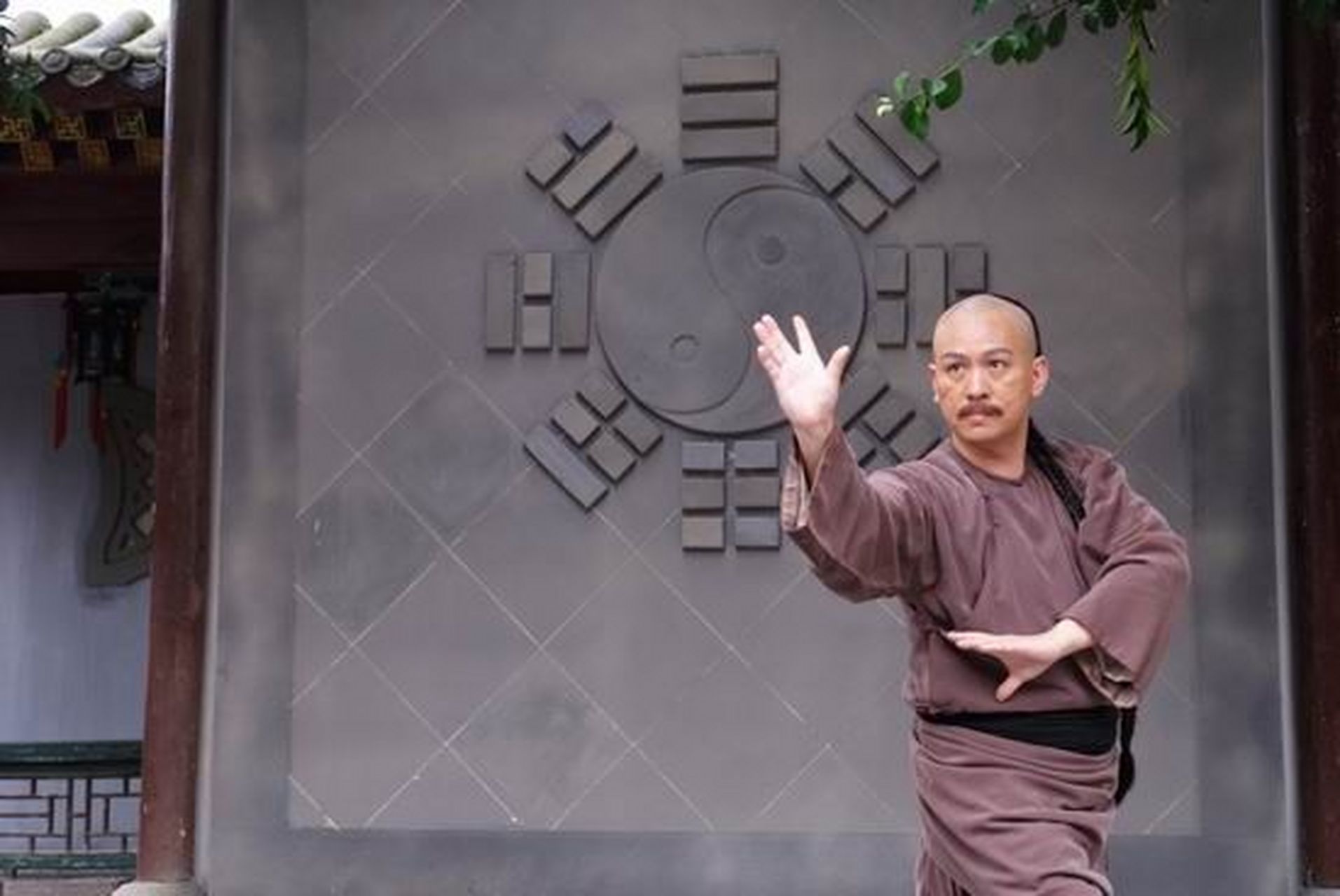 八卦宗师董海川原名董明魁,出生在武术世家,但因其父想让他进入仕途