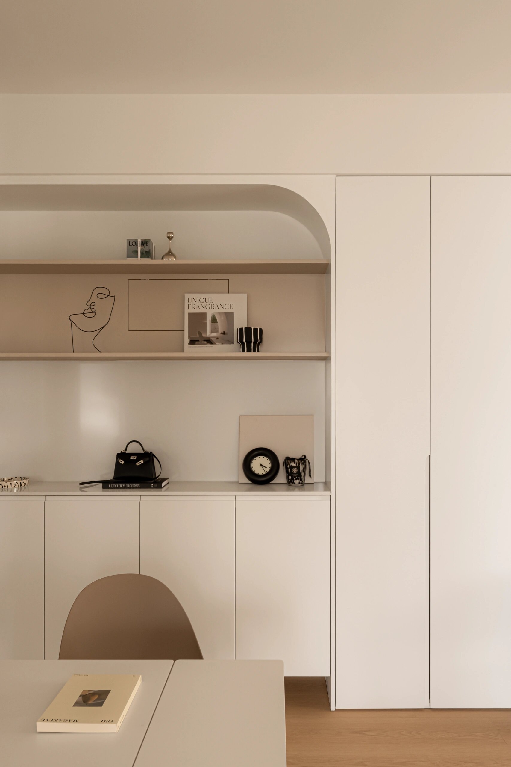 餐边柜真的是我的心头爱,奶油色的温柔打底,让整个空间都充满了温馨