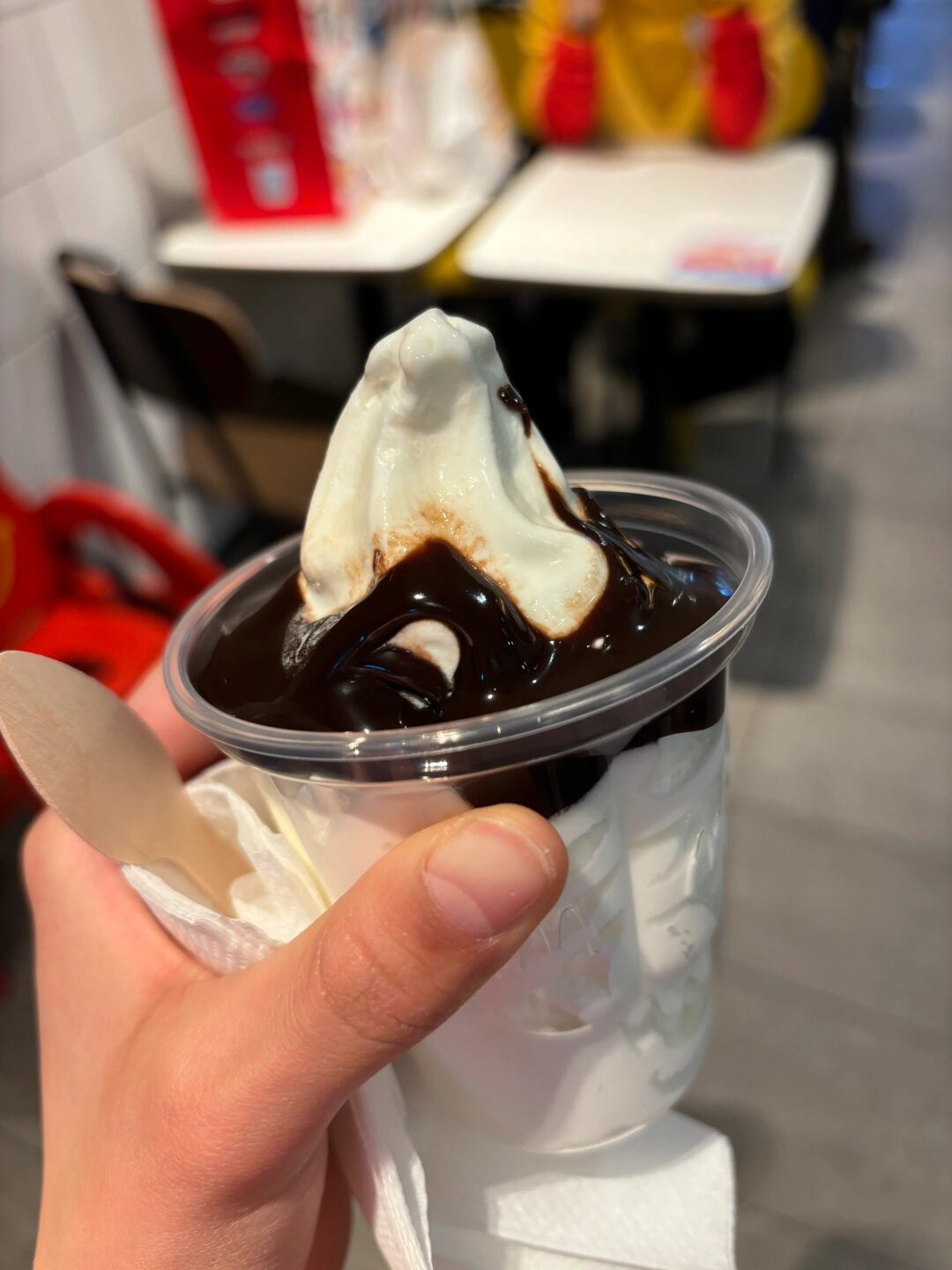 每一口都充满了刺鼻的香精味仿佛有人在我的嘴里