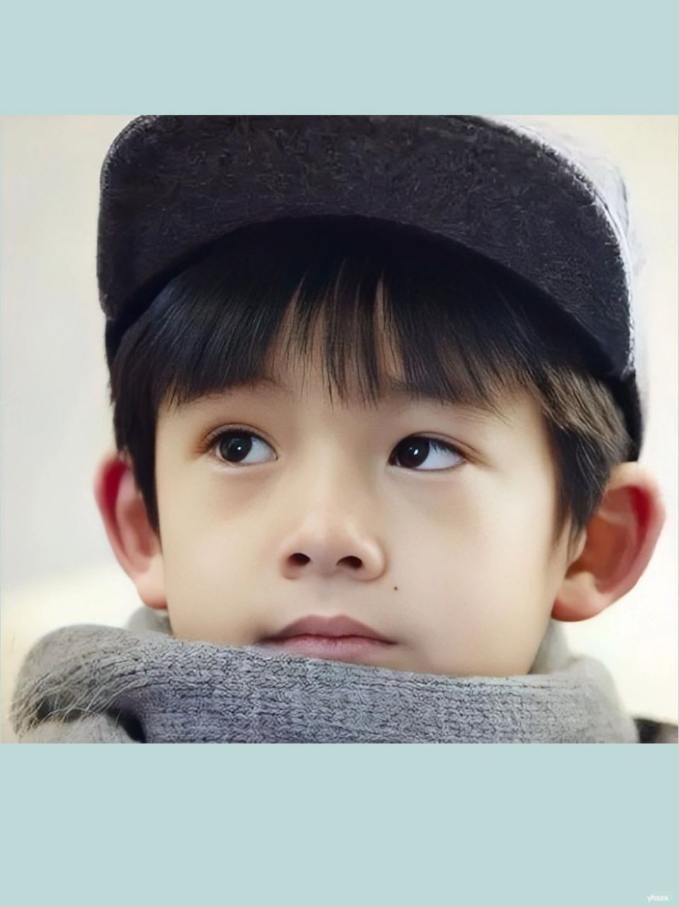 这小伙子越长越帅气,清秀的五官完全继承了妈妈董洁的美貌基因.