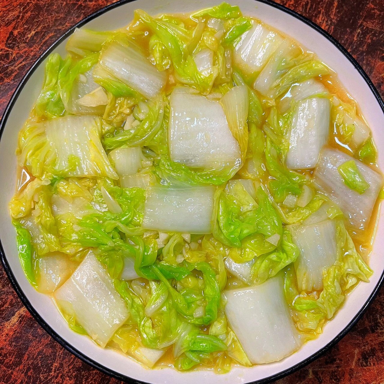 这道菜的食材非常简单,只需要大白菜,蒜,盐,生抽和蚝油就可以了96