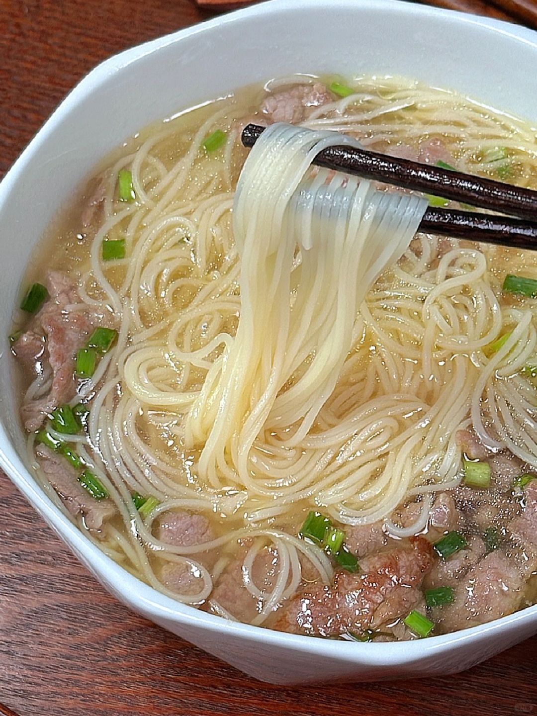 今天,我要给大家介绍一款超级简单又美味的快手早餐——肉丝汤面.