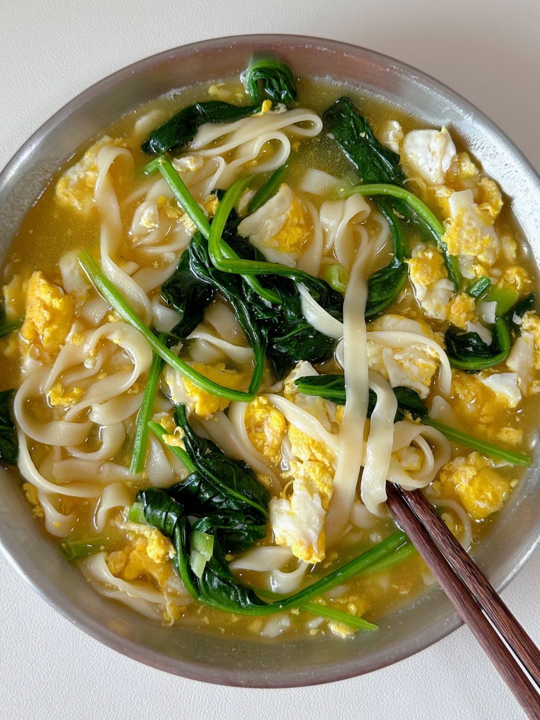 准备食材:菠菜,鸡蛋,面条,简单又方便,轻松搞定一顿美味佳肴!