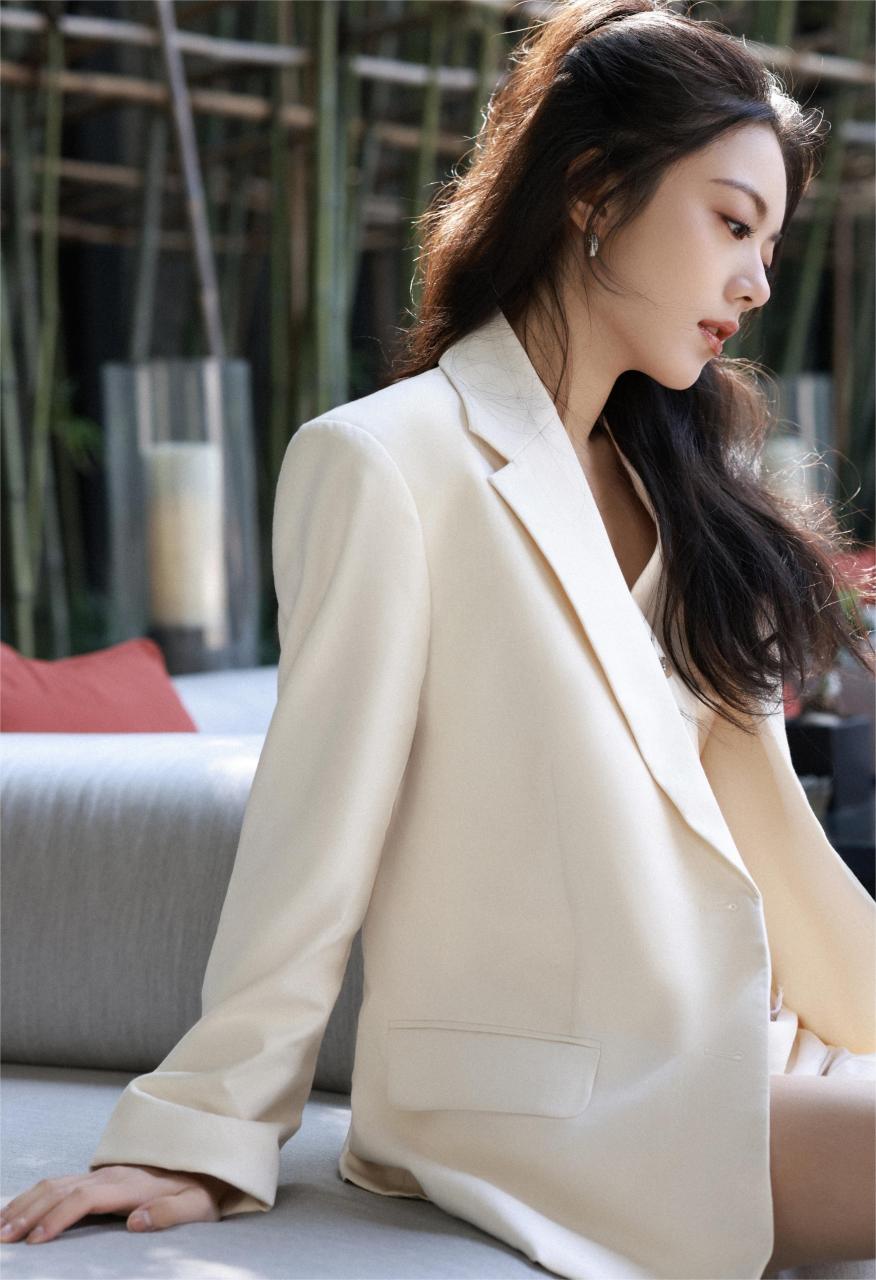 赵今麦高马尾白西装清爽靓丽,宛如一朵盛开的白莲,魅力十足