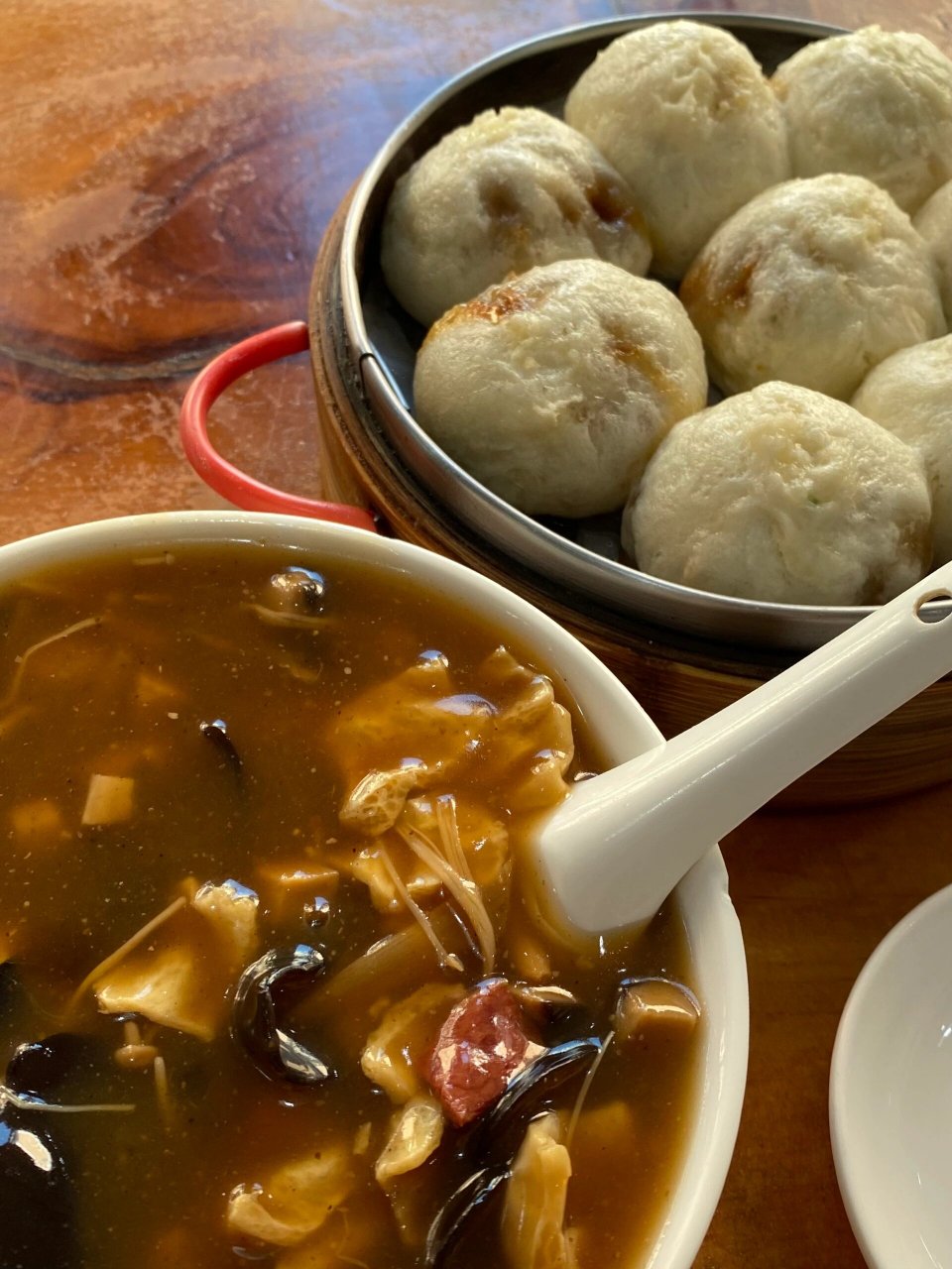 每次看到外地朋友发的胡辣汤照片,我都忍不住笑出声,因为和我们本地的