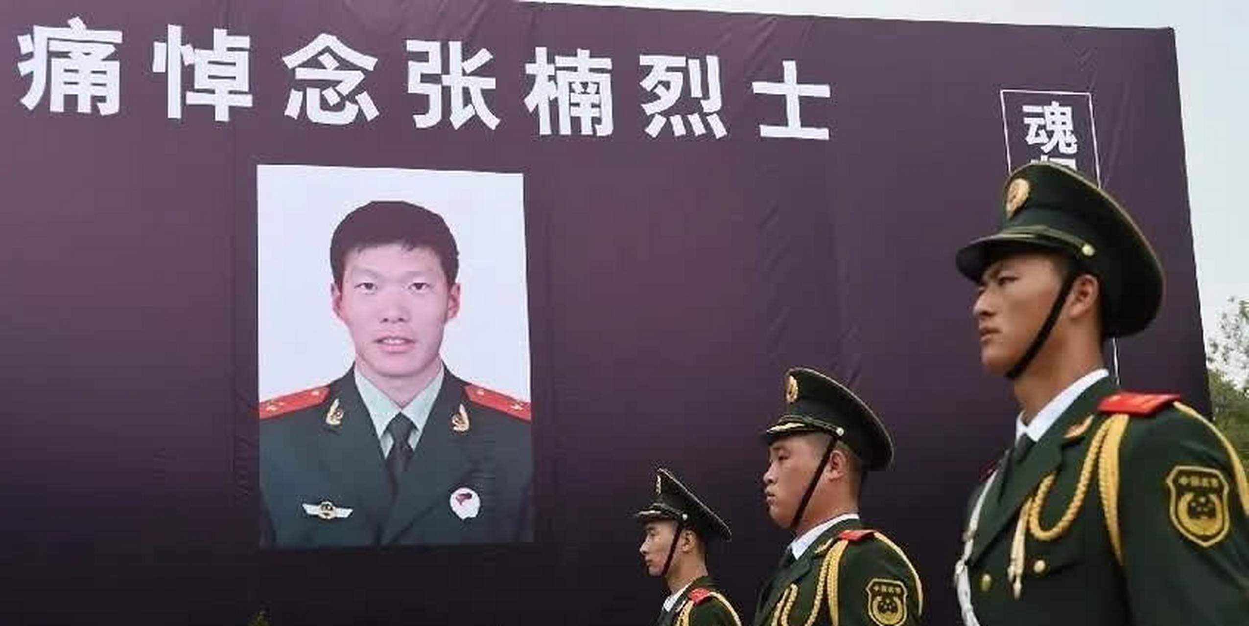 这是张楠烈士生前的照片. 他曾经是一名武警战士