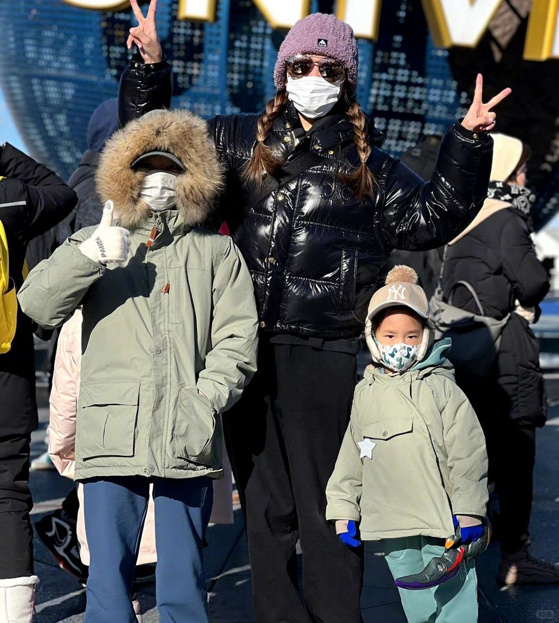 陈小春二胎儿子打扮甜美,基因太强,这是要当女儿养吗?