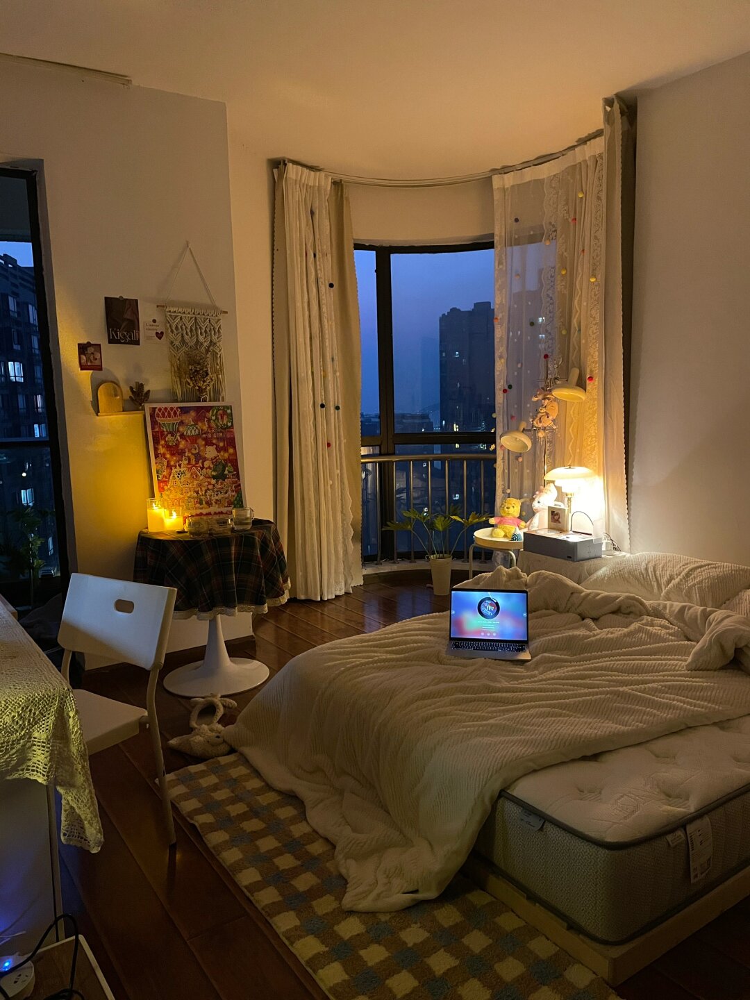 租的3室2厅 从刚毕业的好几个人住一起 晚上下班回家还能吃上一顿烤肉