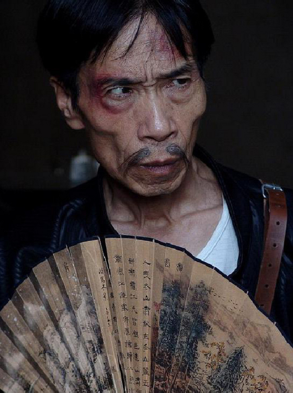 演员颜冠英说,别人嫌弃我寒掺,倒也算了,我两个姐姐也嫌弃我,上小学的