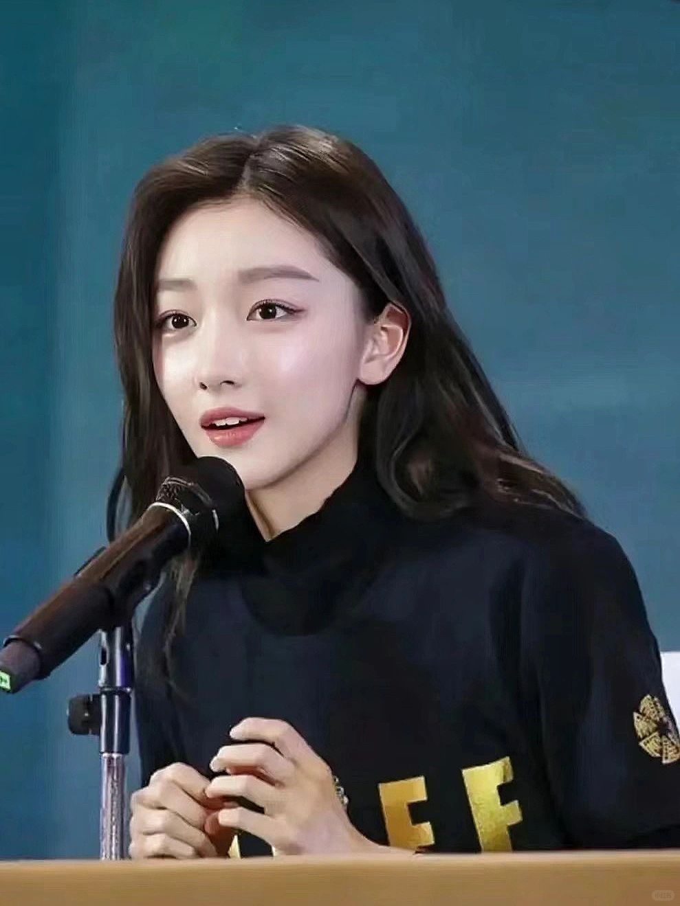 我认为,最近看到周冬雨出席活动的现场直播图,确实让人惊艳!